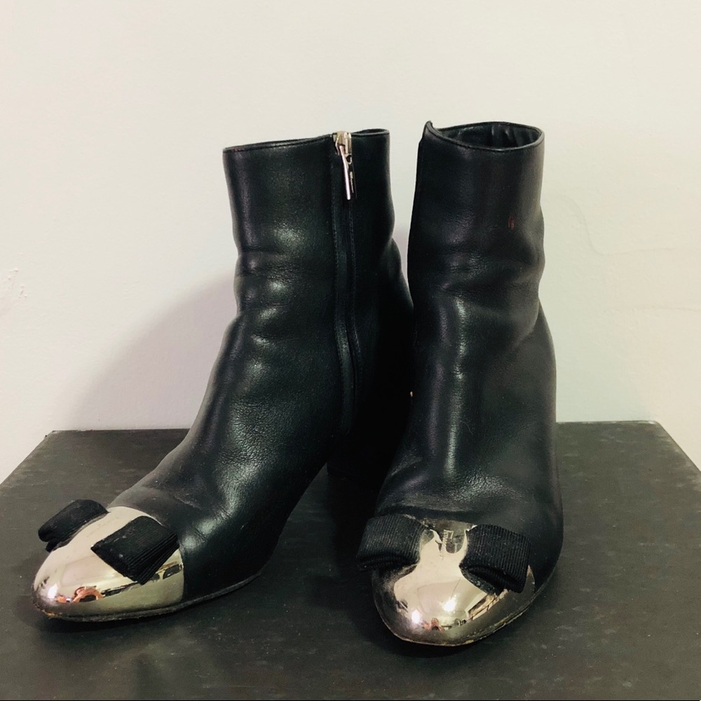 Gorgeous ferragamo black leather bootIes boots